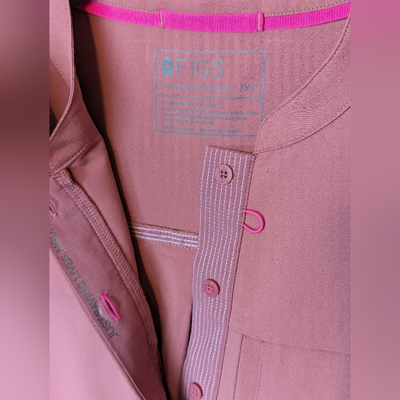 Figs Rafaela Silhouette Oversized Scrub Top w/ Chest Pockets - Mauve & Neon Pink - Picture 7 of 11